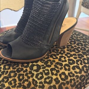 Paul Green Leilani peep toe sandals. 3.5 inch heels.